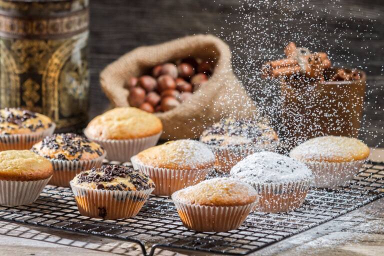 Posypka z łyżeczki cynamonu na muffinkach.