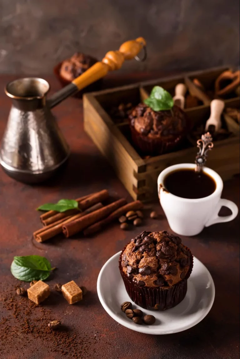 Przepyszne muffinki kawowe podane z filiżanką gorącej kawy