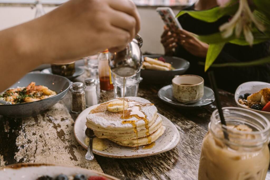 Kilka pancakes polane syropem klonowym.