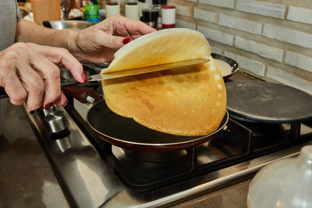 Smażenie pancakes na patelni.