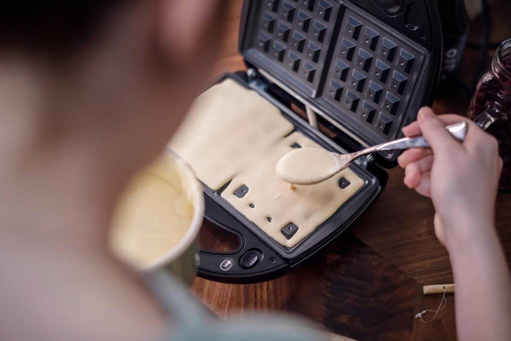 Pieczenie gofrów w gofrownicy.